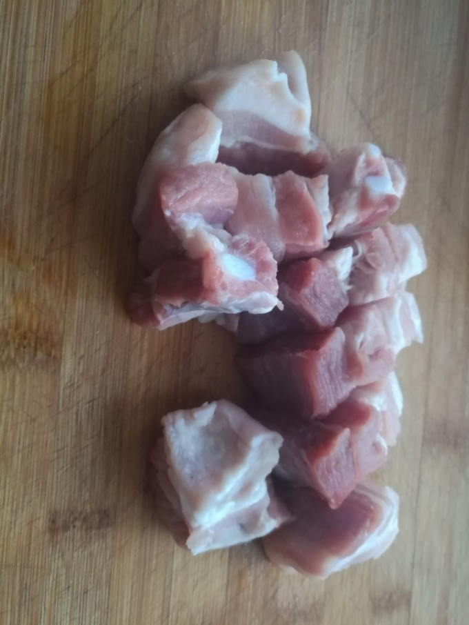 家庭版红烧肉,洗净，切块