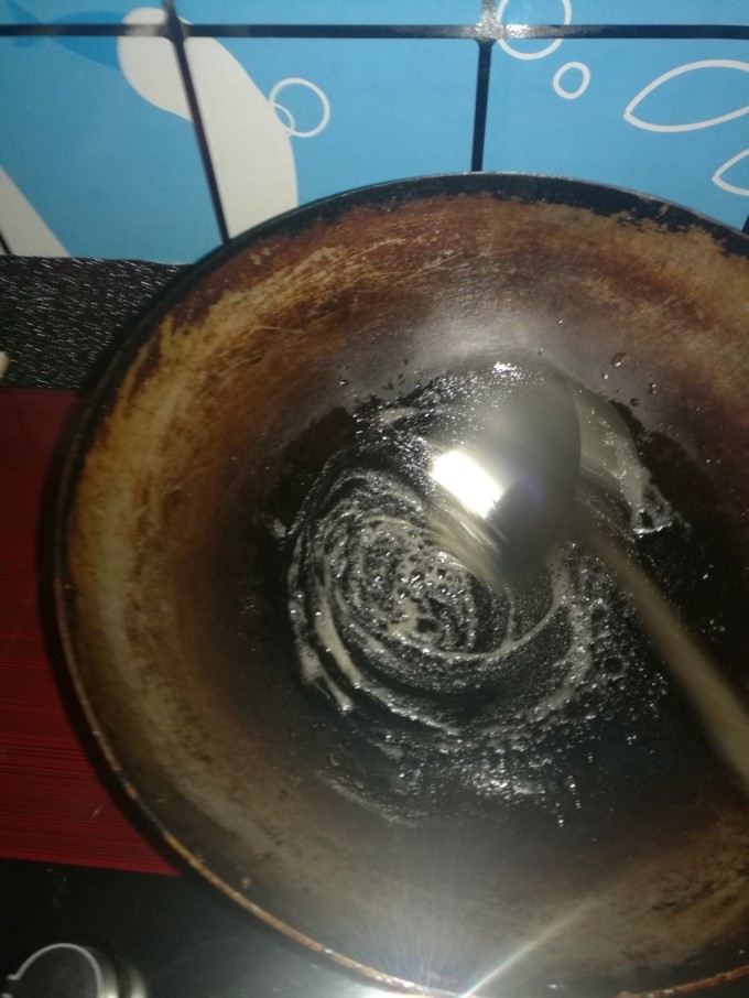 家庭版红烧肉,炒糖色，加开水，调出糖色水