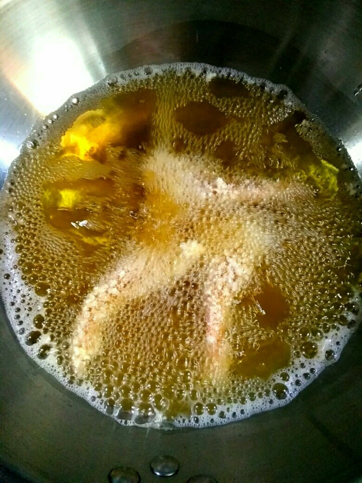 家常炸虾,1、豆油六成热时放入虾,炸至定型后捞出。
2、豆油八成热时,放入所有虾,炸至金黄色时捞出。