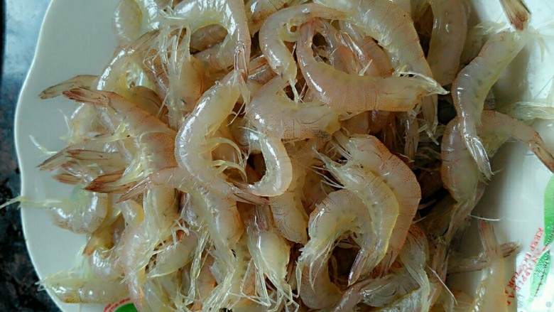 爆炒小虾,依次把虾头剪去,这是剪完之后的,刚好一盘
