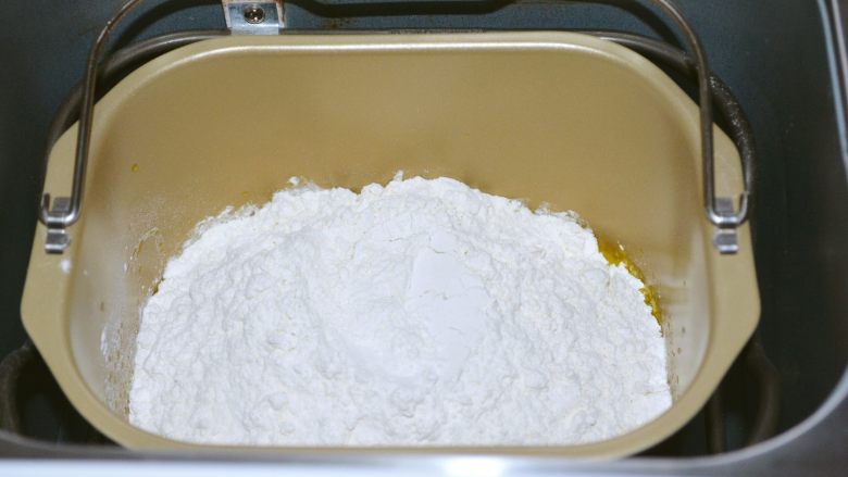【自制安心油条 】,其实并不难~,面粉和泡打粉小苏打,盐,混合均匀~