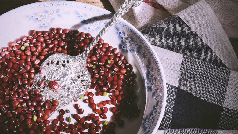 蜜红豆/牛奶蜜红豆,用清<a style='color:red;display:inline-block;' href='/shicai/ 156925'>水</a>将<a style='color:red;display:inline-block;' href='/shicai/ 3607'>红豆</a>浸泡一夜(<a style='color:red;display:inline-block;' href='/shicai/ 156925'>水</a>需没过<a style='color:red;display:inline-block;' href='/shicai/ 3607'>红豆</a>)