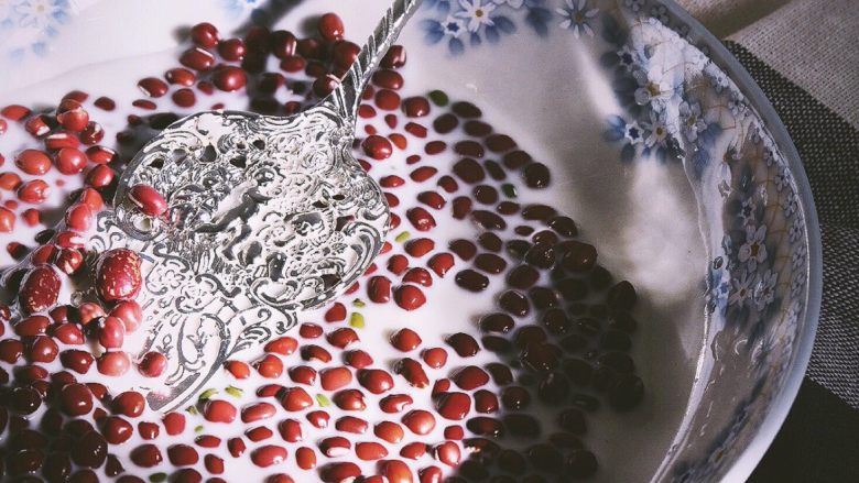 蜜红豆/牛奶蜜红豆,将<a style='color:red;display:inline-block;' href='/shicai/ 219'>牛奶</a>与<a style='color:red;display:inline-block;' href='/shicai/ 10588'>糖</a>倒入盆中 放入蒸锅 中火蒸熟(我用了大概40分钟)即可

(中间可以看看<a style='color:red;display:inline-block;' href='/shicai/ 219'>牛奶</a>的量 太少可以再加点
蒸完富裕的<a style='color:red;display:inline-block;' href='/shicai/ 219'>牛奶</a>别浪费 加进纯<a style='color:red;display:inline-block;' href='/shicai/ 219'>牛奶</a>里或者做奶茶都很好喝哦)