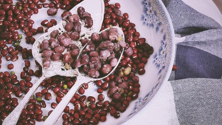 蜜红豆/牛奶蜜红豆,盛一勺刚出锅的蜜红豆，奶味完全渗透到了红豆中，⊙ω⊙ 好吃！