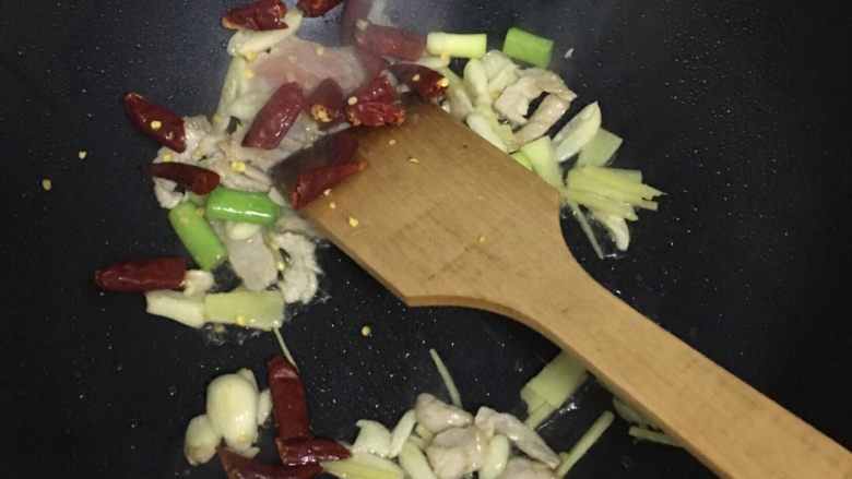 豆角焖面,锅里放入油，加入<a style='color:red;display:inline-block;' href='/shicai/ 37'>姜</a>蒜辣椒爆香，加入肉片炒至变色，加入少量<a style='color:red;display:inline-block;' href='/shicai/ 718'>料酒</a>。