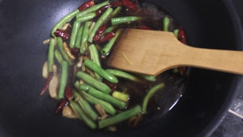 豆角焖面,然后加入盐，老抽<a style='color:red;display:inline-block;' href='/shicai/ 692'>酱油</a>，<a style='color:red;display:inline-block;' href='/shicai/ 756'>鸡精</a>调味儿，加适量的水。