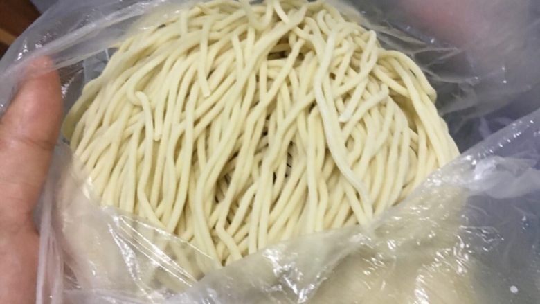 豆角焖面,就是这种现做的面条，菜场都有卖，比较筋道。