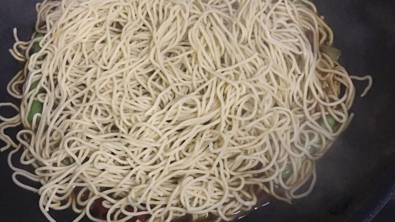 豆角焖面,锅里煮个几分钟后加入面条。盖上锅盖小火焖8分钟。