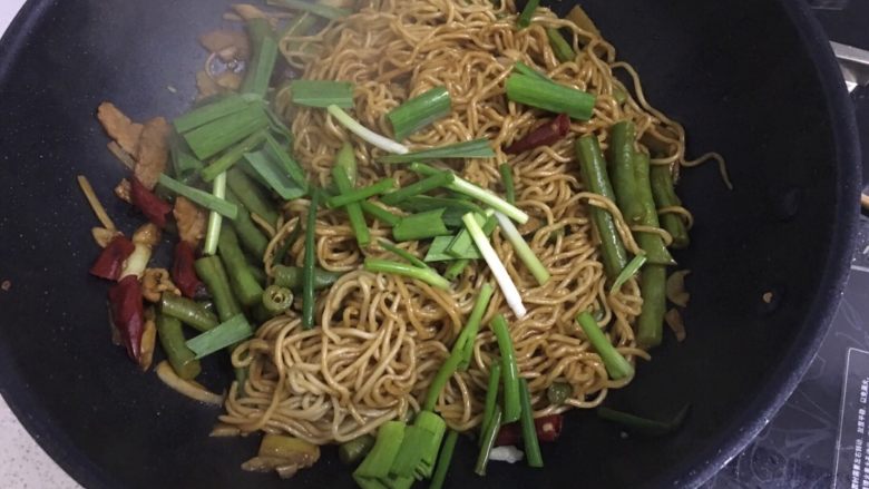 豆角焖面,8分钟开锅拌匀，加入<a style='color:red;display:inline-block;' href='/shicai/ 3349'>蒜苗</a>和<a style='color:red;display:inline-block;' href='/shicai/ 3250'>葱</a>炒香。