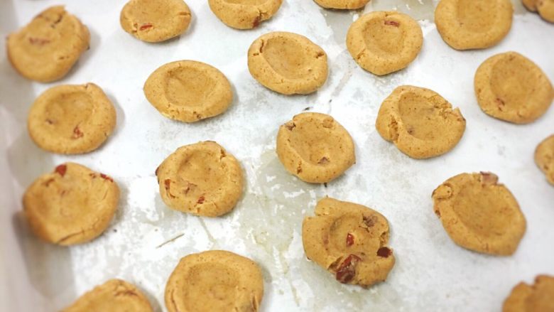 红枣饼干,均匀的摆放在烤盘上,进去烤箱130/120℃,35~40分钟烘烤