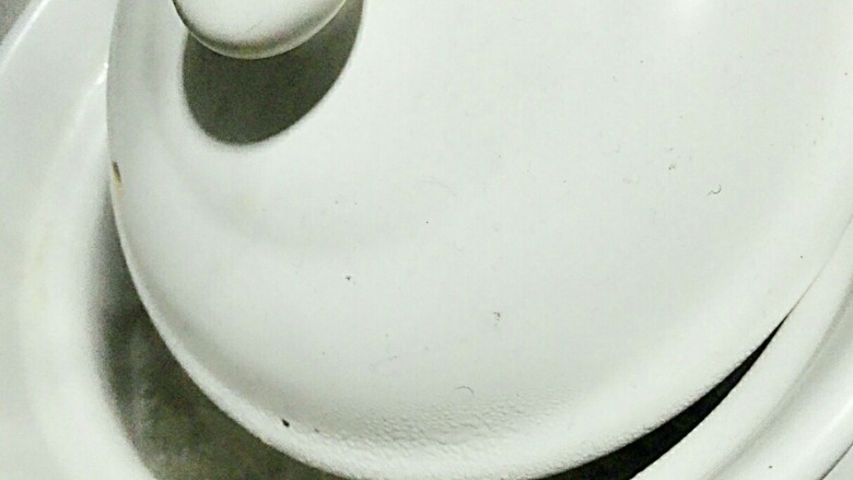 甘蔗荸荠甜汤,转小火30分钟,怕溺锅,可以将锅盖放斜点