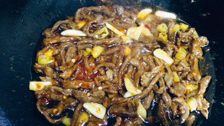 尖椒牛肉,将豆瓣酱,泡小米椒下锅炒出红油,下入蒜姜炒香后加入<a style='color:red;display:inline-block;' href='/shicai/ 712'>甜面酱</a>翻炒均匀。