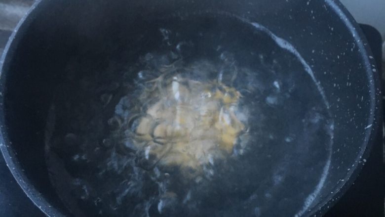 芋圆甜汤,吃的时候,水烧开后下浅颜色的芋圆