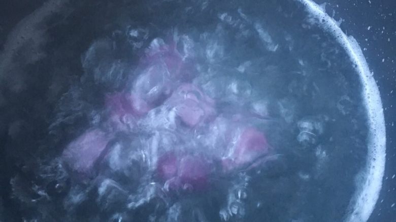 芋圆甜汤,接着下紫色芋圆,一起煮的话,互相之间会染色的不漂亮了,也是一样煮熟后捞出沥干水分,浸泡在冷开水里