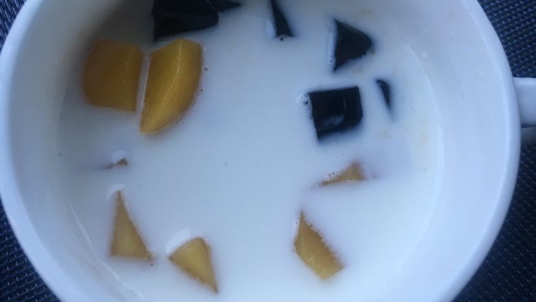 芋圆甜汤,可以放点红豆,切好的水果垫底