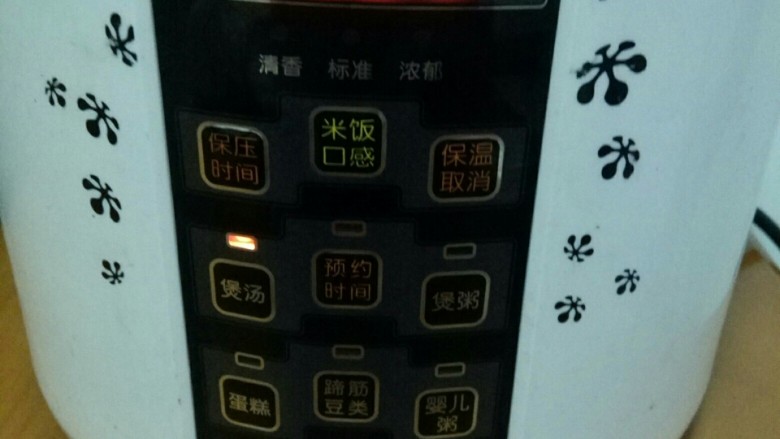 银耳莲子百合羹,我用的是平时煮饭的电压力锅,按煲汤,25分钟后就可以了