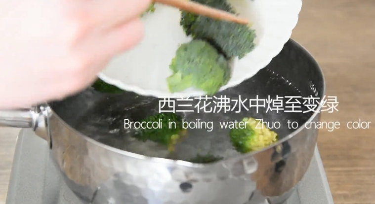 防抗癌明星蒜蓉西兰花,怎么样做才好吃?,西兰花沸水中焯至变绿