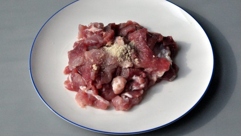水煮肉片,猪肉加少许调味盐抓匀,腌制20分钟。