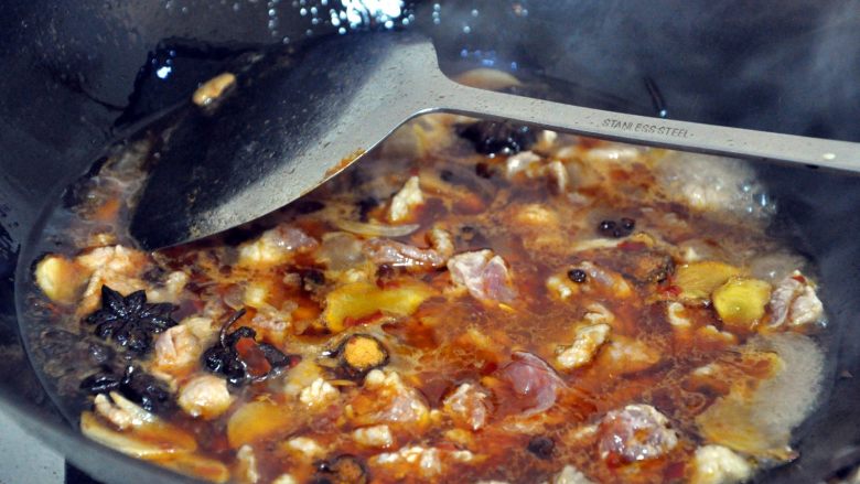 水煮肉片, 用筷子划开,煮熟后即关火。