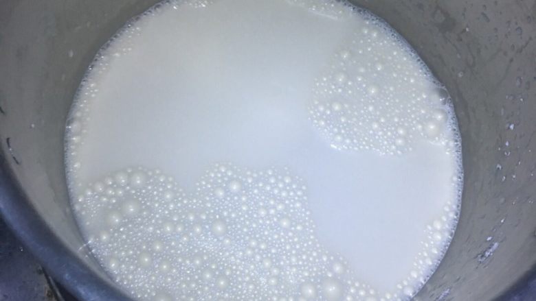 苹果粒蛋挞,淡奶<a style='color:red;display:inline-block;' href='/shicai/ 13431'>纯牛奶</a>糖霜炼奶<a style='color:red;display:inline-block;' href='/shicai/ 9'>鸡蛋</a>加一起搅拌均匀最后加<a style='color:red;display:inline-block;' href='/shicai/ 725'>吉士粉</a>拌均匀