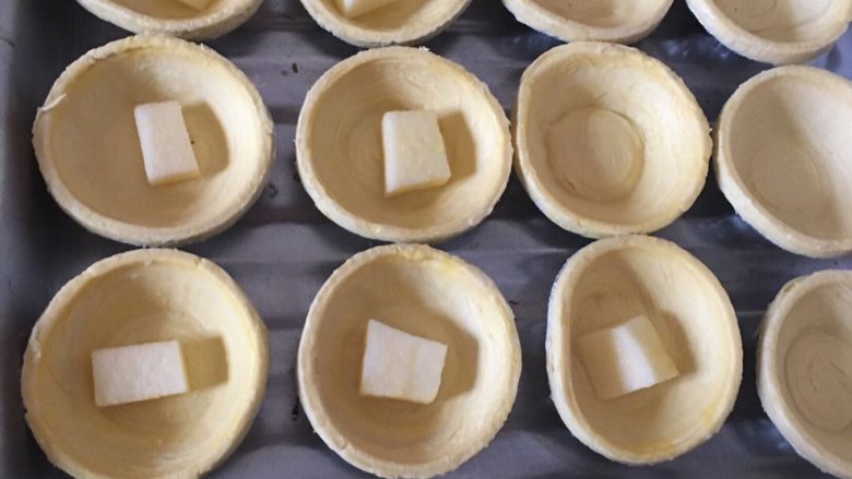 苹果粒蛋挞,<a style='color:red;display:inline-block;' href='/shicai/ 591'>苹果</a>切成丁，放入<a style='color:red;display:inline-block;' href='/shicai/ 4187'>蛋挞皮</a>中，然后加入调试的蛋挞液