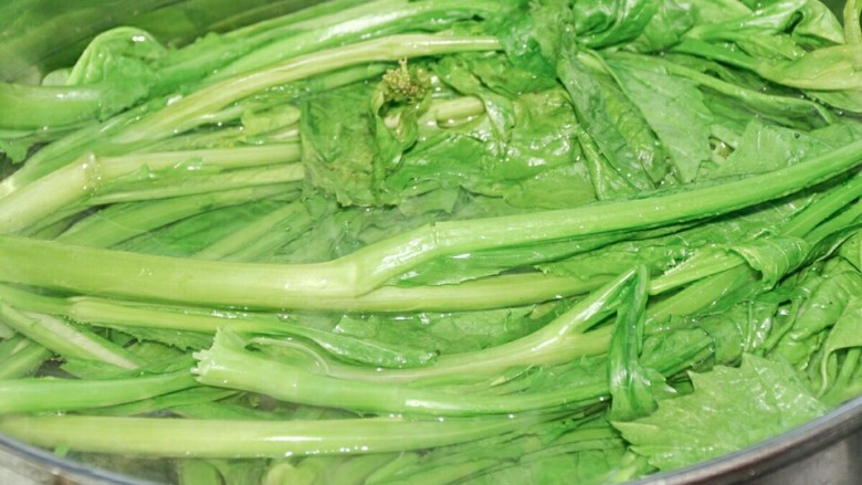 雪里蕻炒肉末,锅中水开后加盐,放入雪里蕻焯水。
