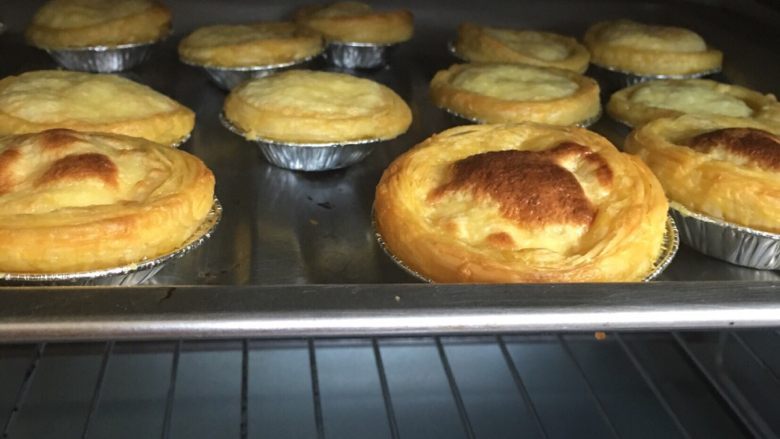 苹果粒蛋挞,蛋挞皮起酥，表面稍微焦便可以