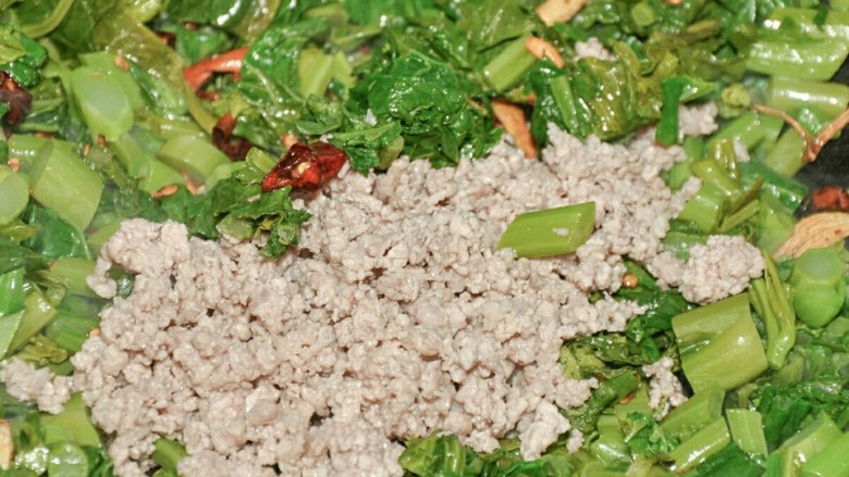 雪里蕻炒肉末,最后放肉末,加盐和<a style='color:red;display:inline-block;' href='/shicai/ 721'>蚝油</a>调味。
