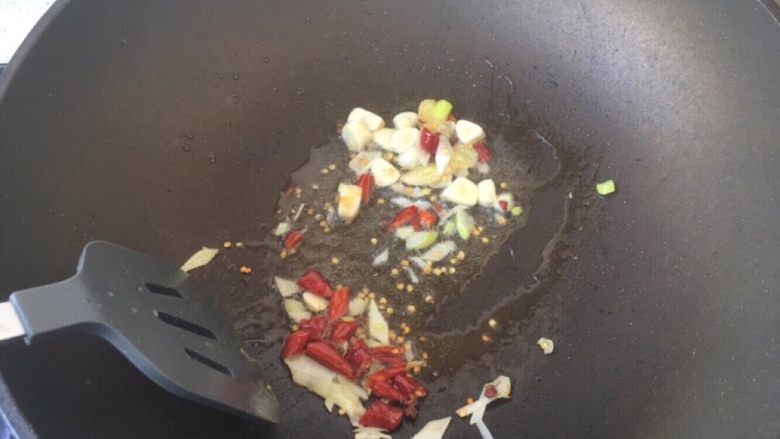 宫爆鸡丁,热锅,放入葱姜蒜干辣椒花椒,炒香