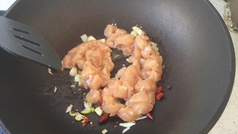 宫爆鸡丁,将鸡胸肉放入锅中,快速翻炒