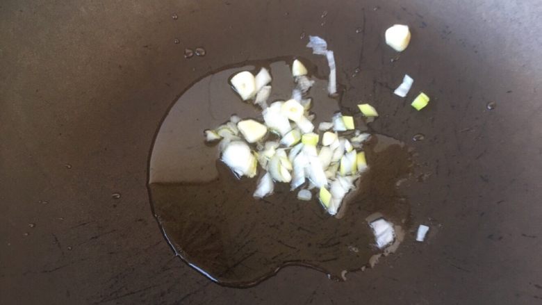 海米圆白菜,热油，放入葱蒜炒香