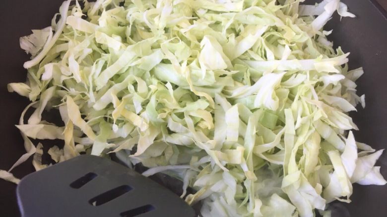 海米圆白菜,放入圆白菜，快速翻炒