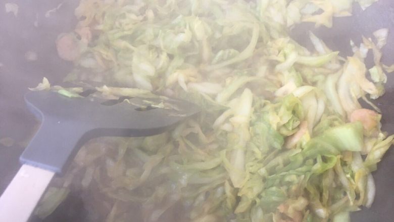 海米圆白菜,放入鸡精，翻炒几下，关火