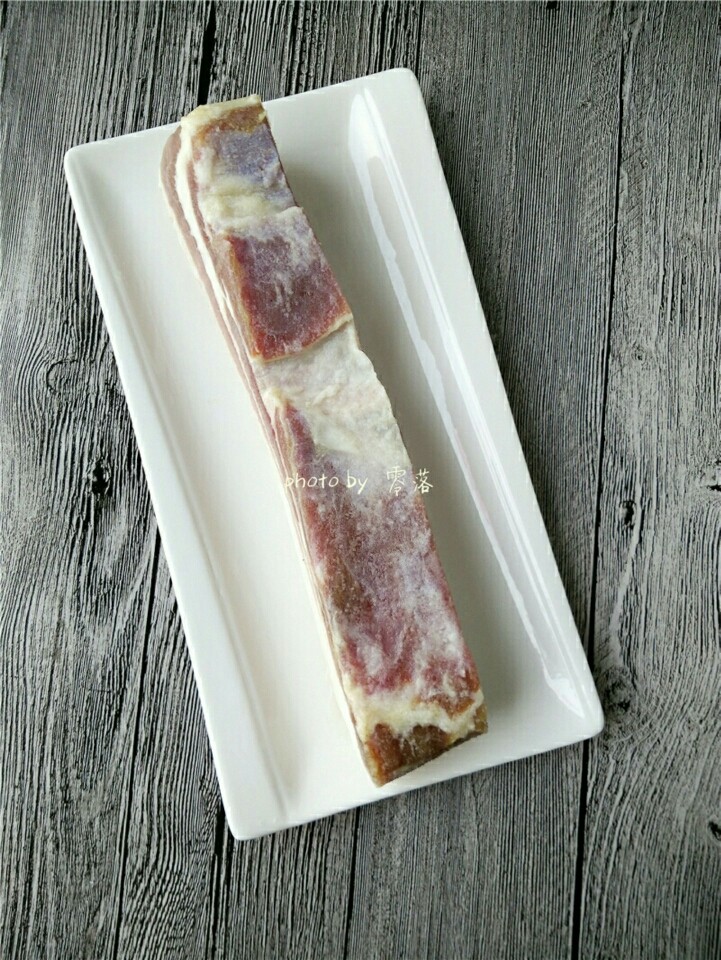 香煎腊肉,备好食材:<a style='color:red;display:inline-block;' href='/shicai/ 436'>腊肉</a>一块;