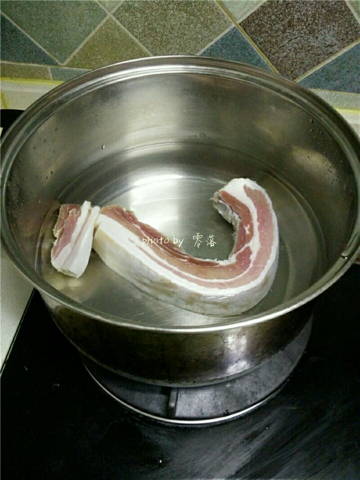 香煎腊肉,煮锅里倒入适量清水,放入腊肉煮熟;