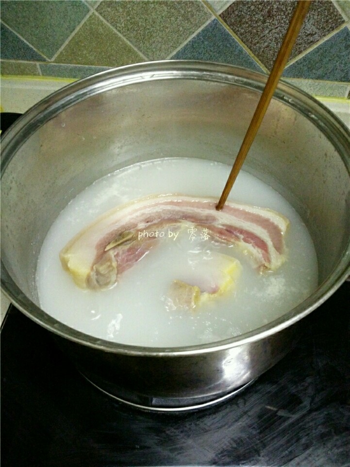 香煎腊肉,腊肉煮至筷子能轻易穿过,关火,盛出待冷却;