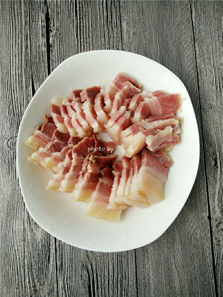 香煎腊肉,冷却后的腊肉切片,这道菜建议腊肉不要切薄了,稍厚一点口感好;