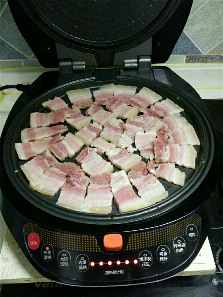 香煎腊肉,预热完毕后,放入腊肉,尽量平铺,不要重叠;启动“煎蛋/薄饼”程序;