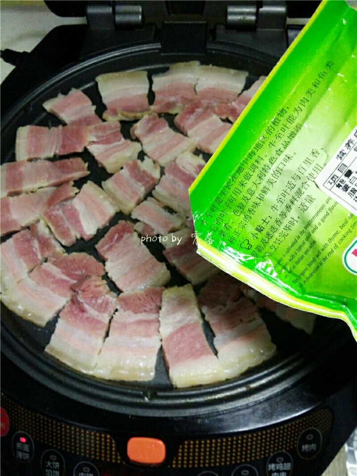 香煎腊肉,调入适量牛至叶;