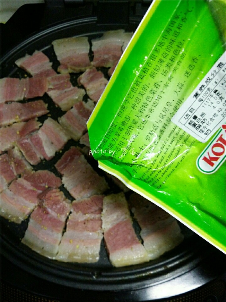 香煎腊肉,再调入适量<a style='color:red;display:inline-block;' href='/shicai/ 3001'>罗勒</a>;