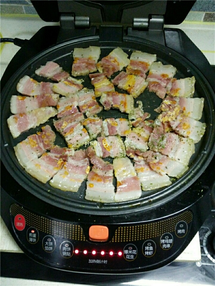 香煎腊肉,程序结束后,观察腊肉底部是否煎至略有焦黄,然后翻面,调入适量<a style='color:red;display:inline-block;' href='/shicai/ 857'>植物油</a>;再次启动“煎蛋/薄饼”程序;