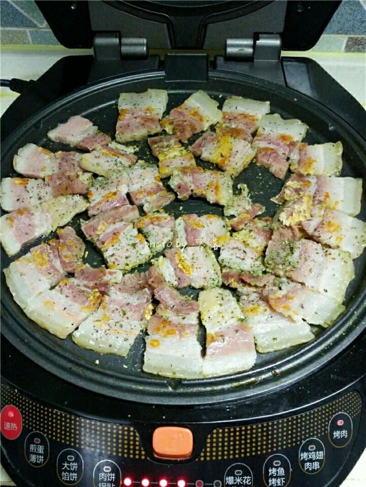 香煎腊肉,再次放入适量牛至叶,罗勒,欧芹;