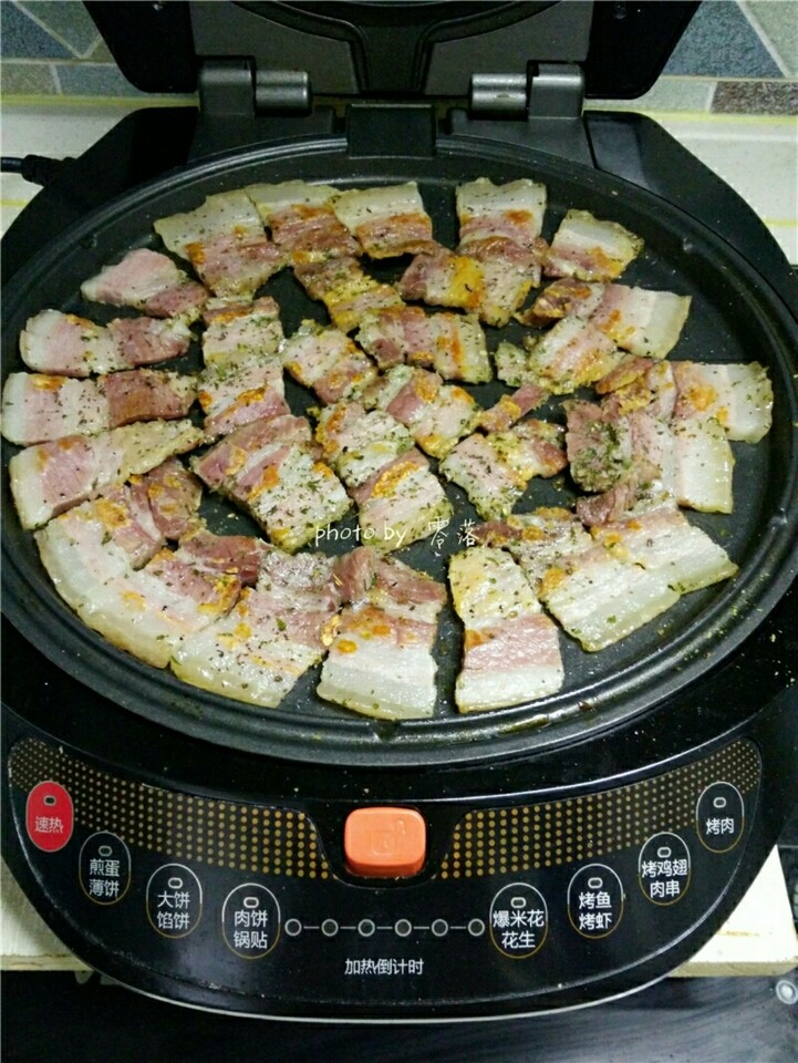 香煎腊肉,腊肉煎至满意的程度即可关闭电源,不用等程序结束;
