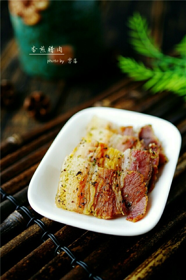香煎腊肉,煎好的腊肉盛出,上桌。