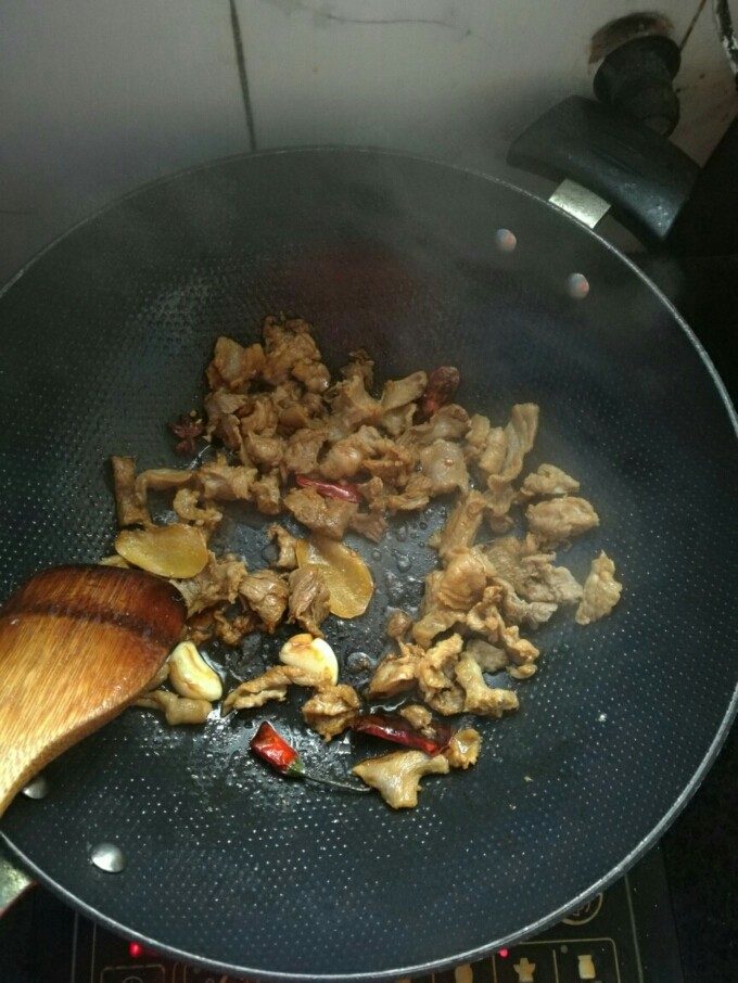 牛肉炖萝卜,下牛肉爆炒下料酒适量，生抽，老抽适量