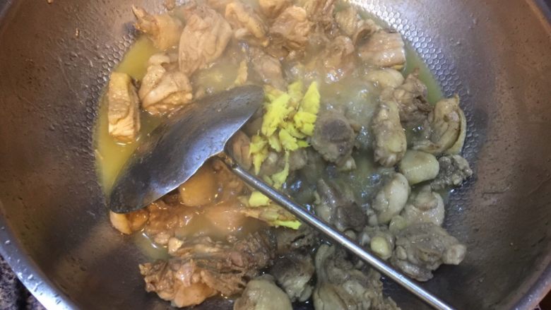 贵州辣子鸡,鸡水汽炒干后,放姜,此时放姜除了彻底祛除鸡腥味,又能让姜的味道入鸡肉几分