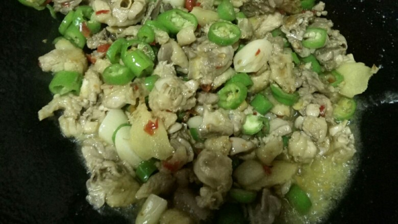 辣椒炒鸡丁,这时汤汁差不多干了,鸡肉也熟了,就加入青红椒,大蒜子,盐,酱汁再继续翻炒,加一点点的水,盖上盖子,大火🔥收汁。出锅前加入黑胡椒和葱花拌匀即可!