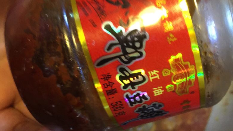 贵州辣子鸡,加水后,加一小勺豆瓣酱提味,千万不要加多会抢了鸡的香味。