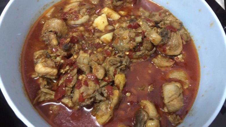 贵州辣子鸡,浓汤收后出呈出,我特意多留点汤汁,明早可以吃辣鸡粉,可以搭配桂林米粉、红薯粉等煮吃,超级美味。喜欢的试试。