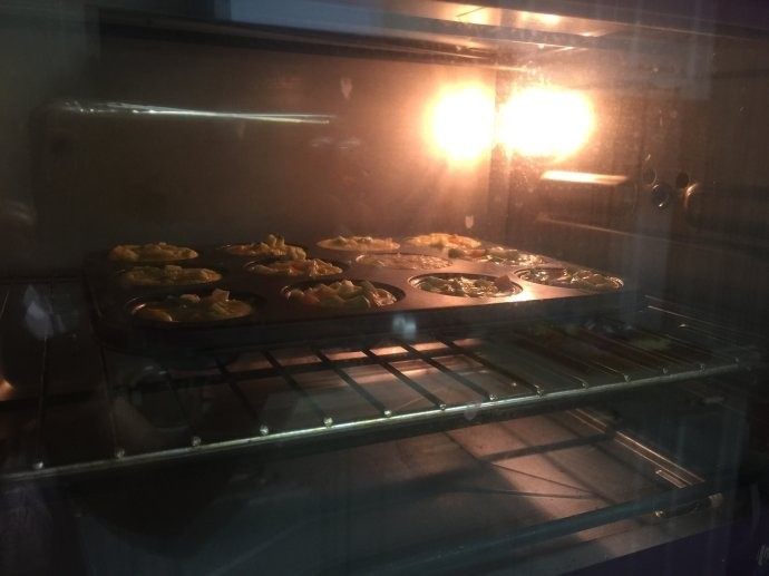 甜甜圈饼干,烤箱175度预热5分钟,中层烤17分钟。